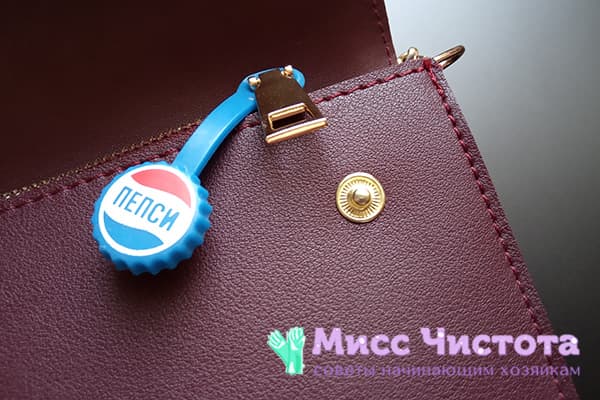 Attache sur la tirette du sac