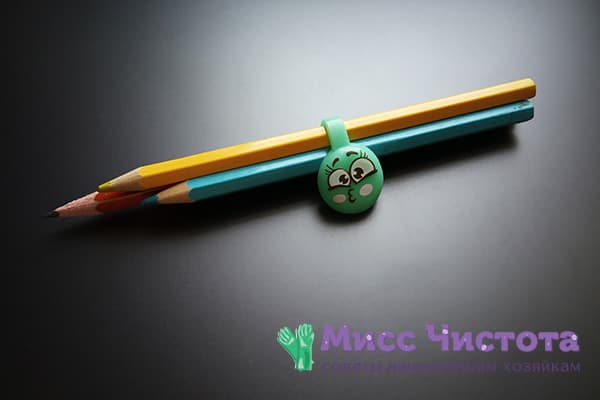 Crayons maintenus ensemble avec des agrafes