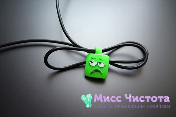 Pince pour fixer le fil du casque