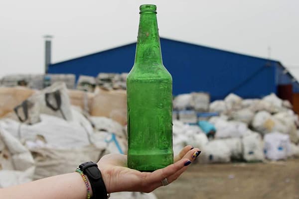 Bouteille en verre dans une décharge