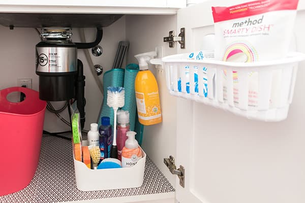 Organisateurs dans le meuble sous l'évier de la cuisine