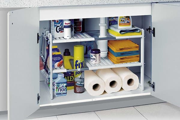 Etagères sous l'évier de la cuisine