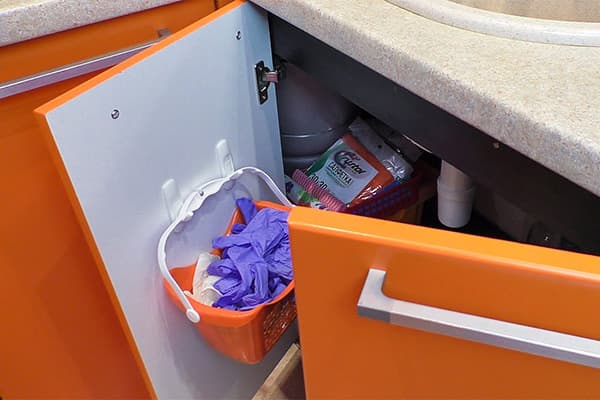 Crochets sur la porte du placard sous l'évier