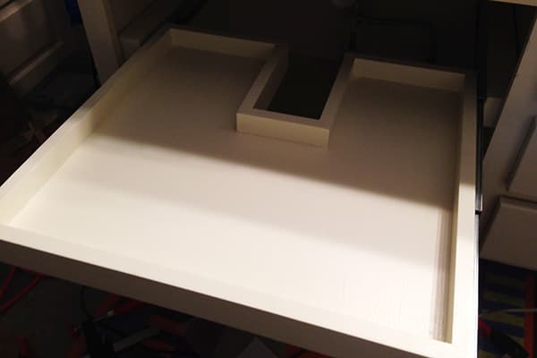 Tablette coulissante sous l'évier