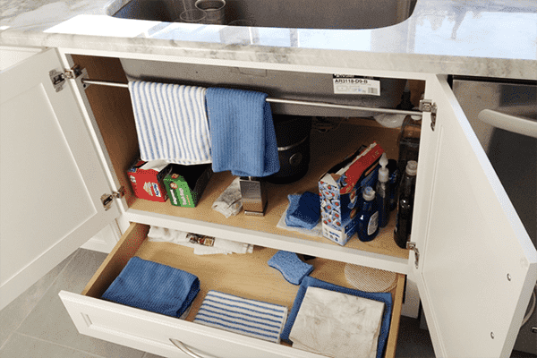 Garde-corps sous l'évier de la cuisine