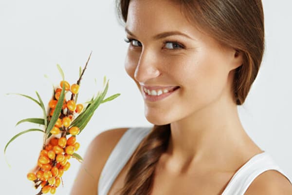 Fille avec une branche d’argousier