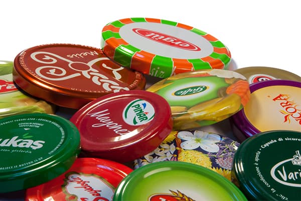 Bouchons à vis provenant de conserves achetées en magasin