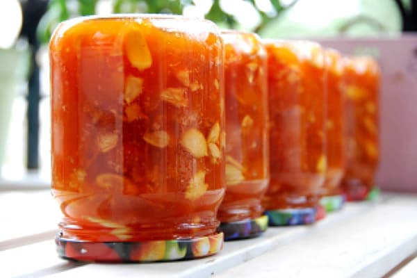 Pots inversés avec préparations pour l'hiver