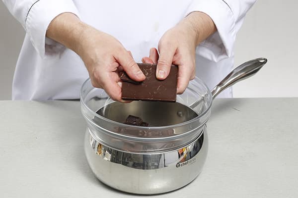 Le confiseur fait fondre le chocolat au bain-marie