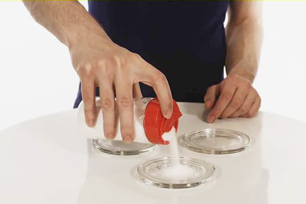 Utiliser du sel pour lutter contre les odeurs d'humidité