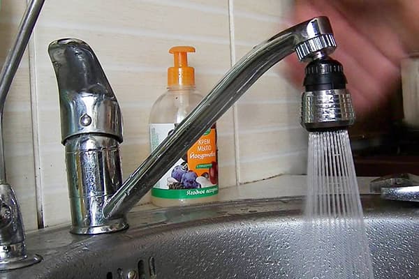 Robinet de cuisine avec accessoire aérateur