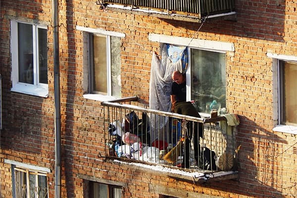 Des déchets sur le balcon
