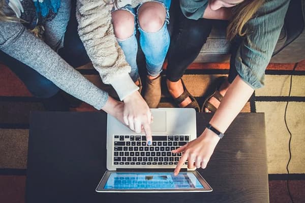 Filles faisant du shopping dans une boutique en ligne