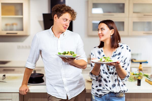 Couple avec assiettes à salade
