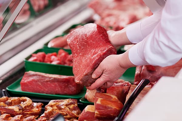 Sélection de viandes en magasin