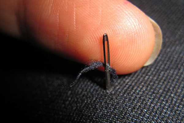 Déplacer la cravate sur l'envers avec une aiguille