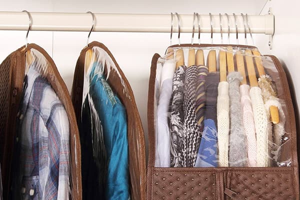 Ranger les vêtements dans des étuis