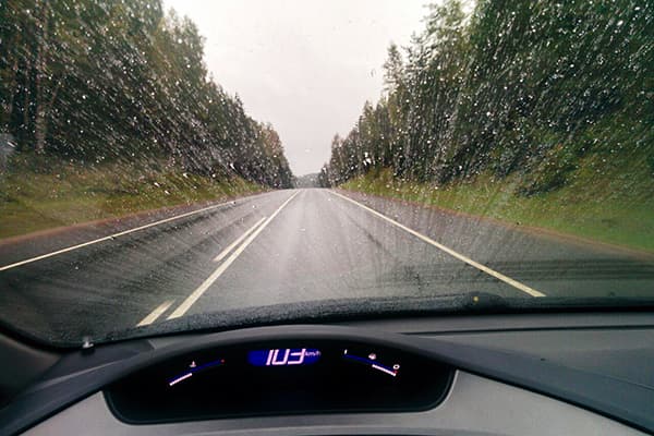 Pulvérisation de solution de lave-glace sur le pare-brise