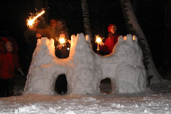 Célébrer le Nouvel An avec des enfants dans la rue