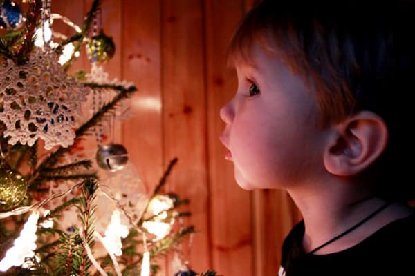 Enfant près de l'arbre du Nouvel An