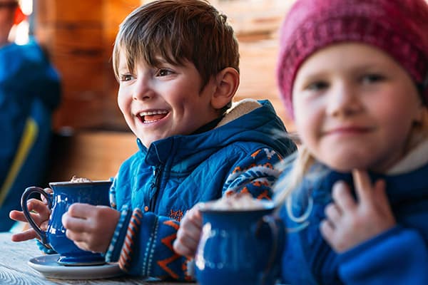 Enfants dans un café d'hiver