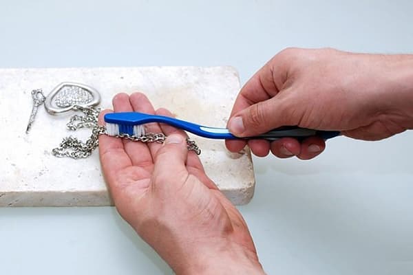 Nettoyer une chaîne en argent