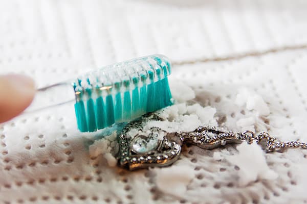 Nettoyer la chaîne avec du bicarbonate de soude et une brosse à dents