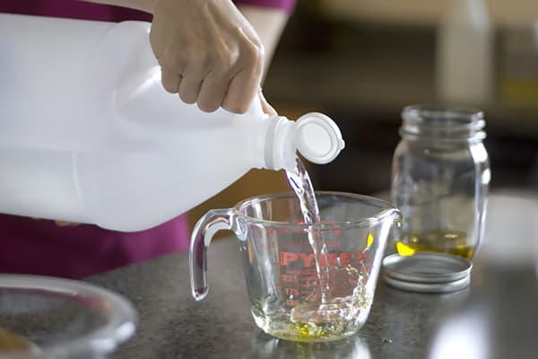 Diluer le vinaigre avec de l'eau