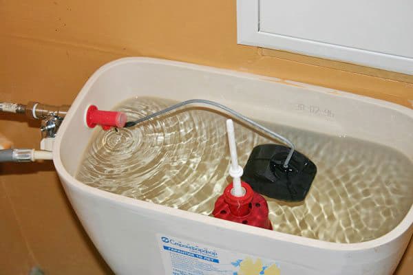 Réservoir de toilettes ouvert