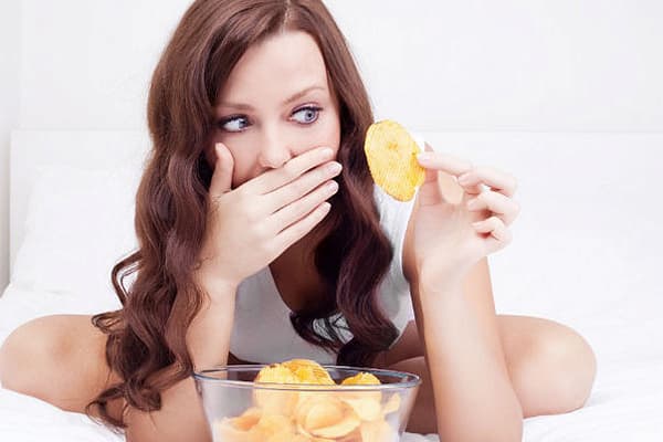 Fille mangeant des chips