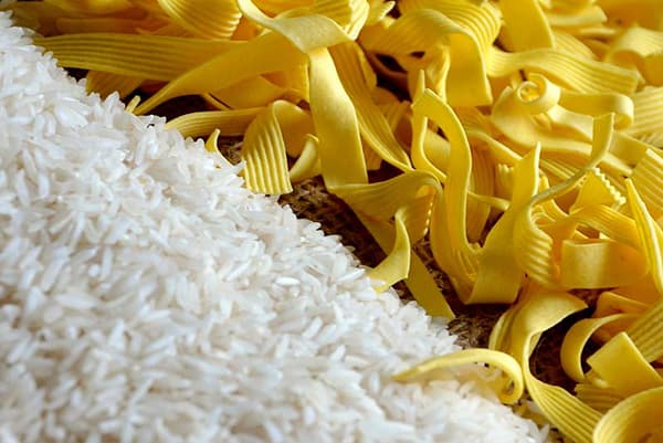 Riz blanc et nouilles aux œufs