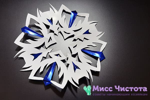 Flocon de neige en papier bicolore