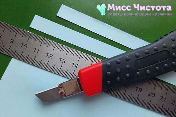 Découper des bandes de papier pour les flocons de neige