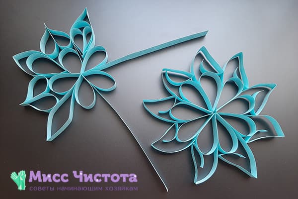Coller des flocons de neige selon la technique du quilling