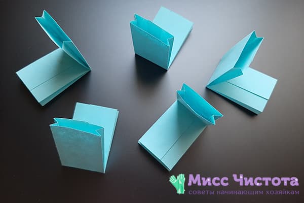 Flans de papier pliés pour flocons de neige