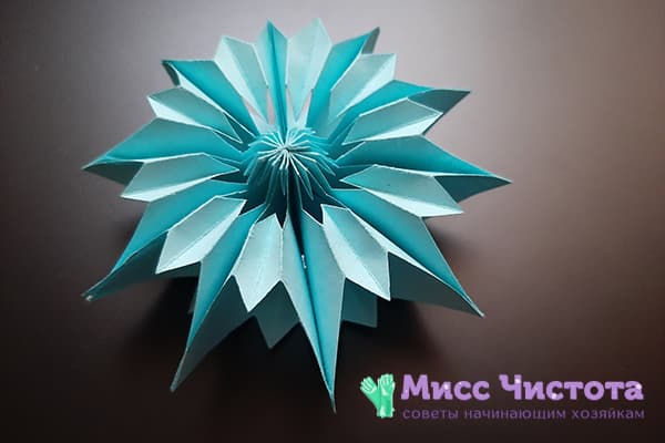 Flocon de neige volumétrique fabriqué à partir de feuilles pour notes