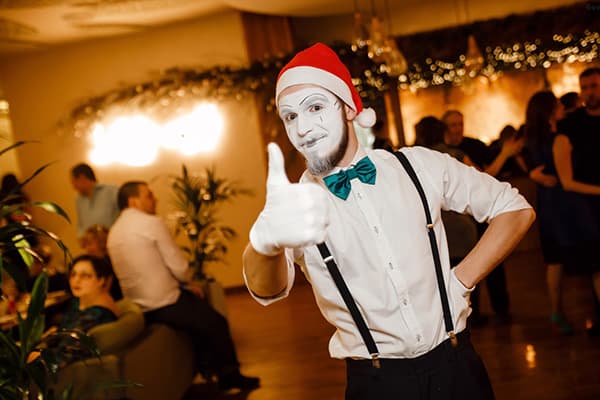 Serveur en costume du Nouvel An