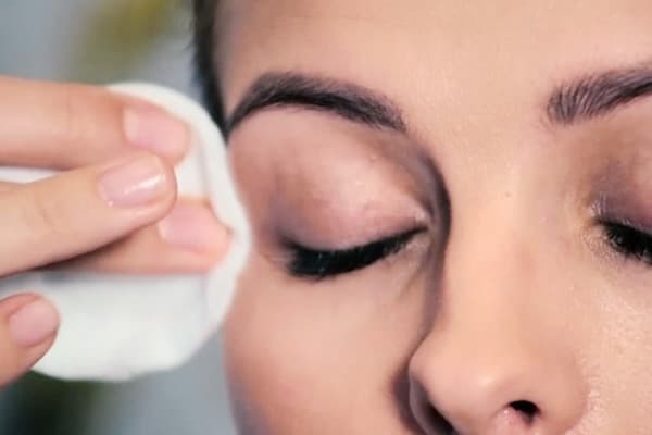 Enlever l'excès de teinture pour sourcils de la peau