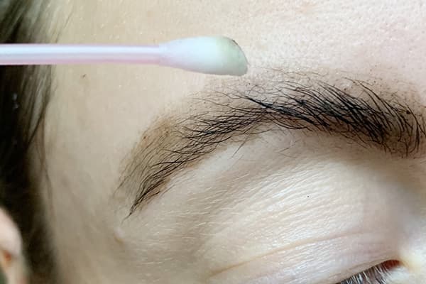 Laver le henné des sourcils