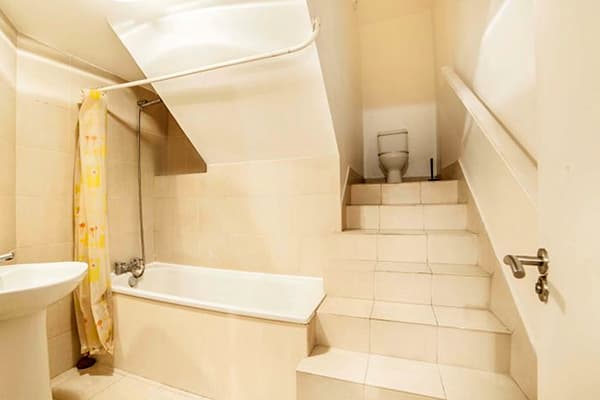 Aménagement étrange de la salle de bain