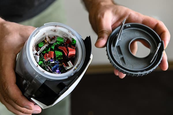 Confettis dans le réservoir de l'aspirateur