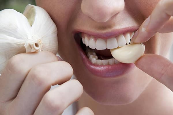 Femme mangeant de l'ail