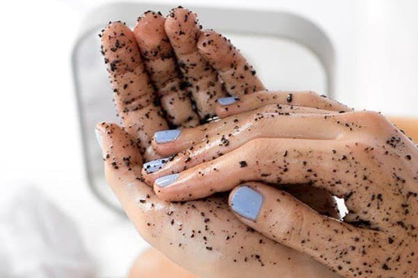 Gommage des mains au café