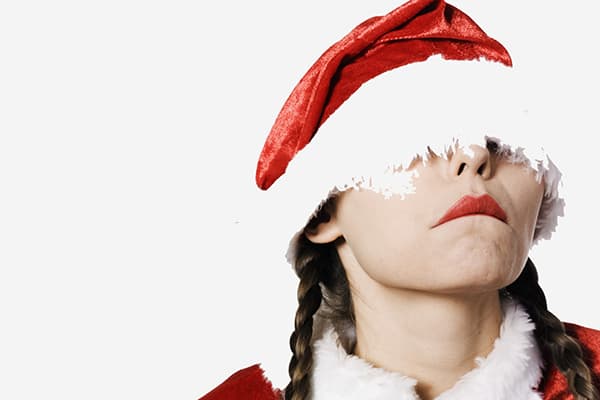 Femme avec une casquette du Nouvel An