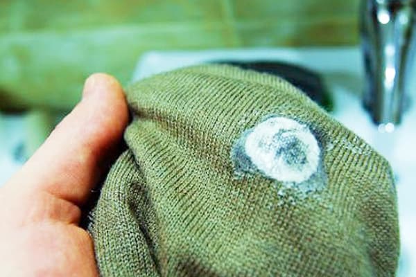 Tache de gomme gelée sur un article en laine