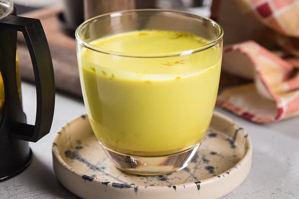 Un verre de lait au curcuma