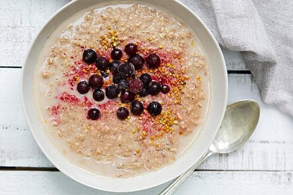 Gruau aux baies pour le petit déjeuner