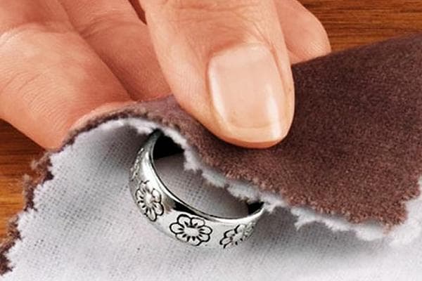 Nettoyer une bague en argent