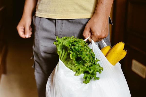 Homme avec un sac d'épicerie