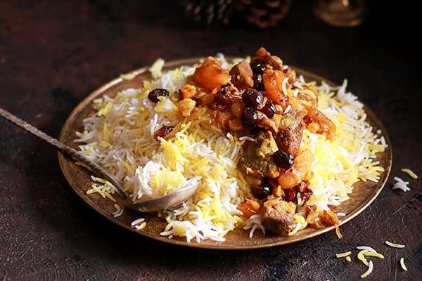 Riz à la viande mijotée et aux légumes